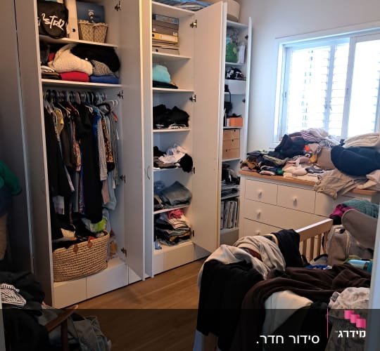 ארון בגדים פתוח עם בגדים מסודרים
